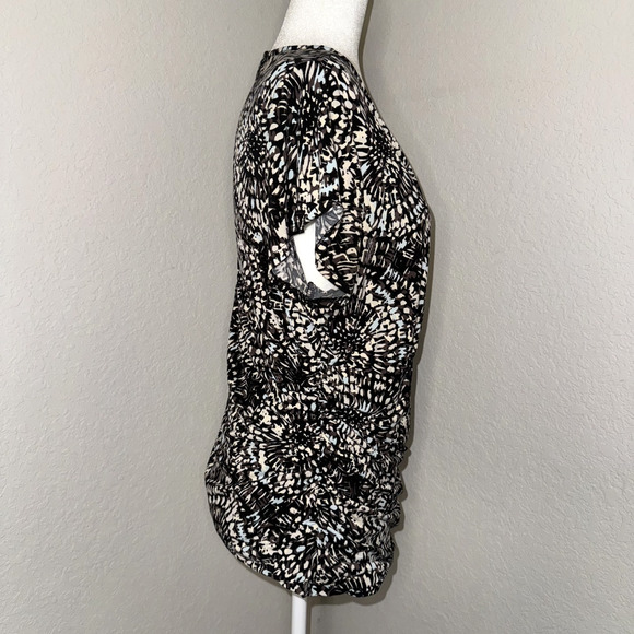 Y2K Relativity Tunic Top Women's 1X Black White Swirl Print Short Sleeve V-Neck - Picture 2 of 7